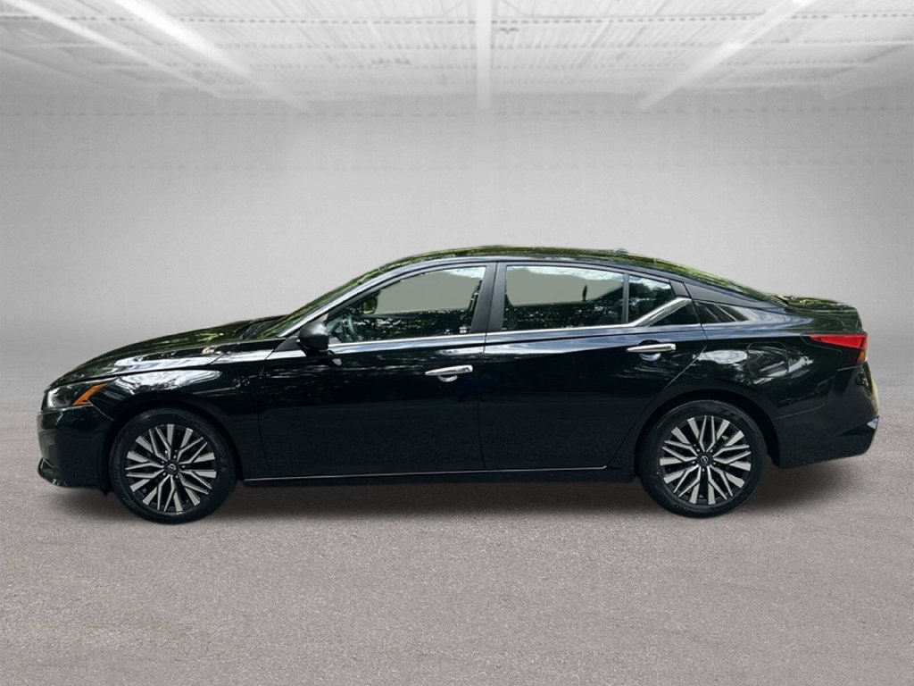 Used 2024 Nissan Altima 2.5 SV FWD image 2