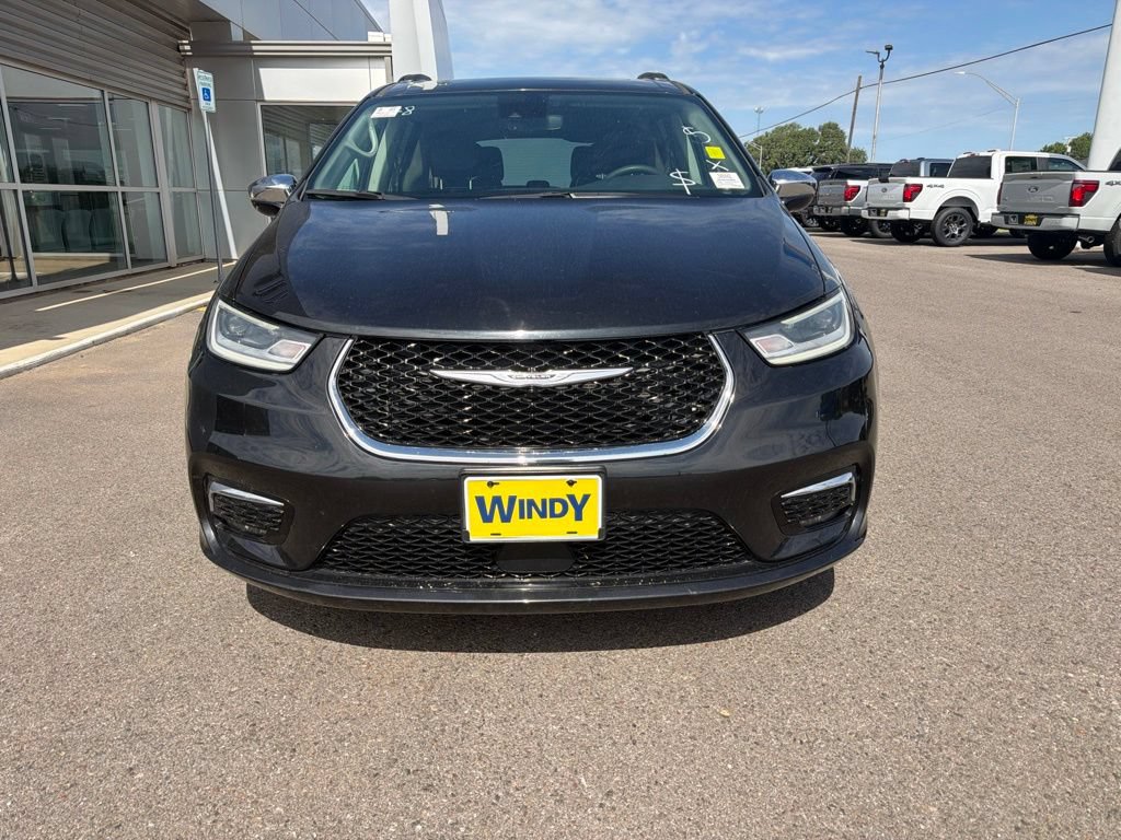 Used 2023 Chrysler Pacifica Limited FWD image 3