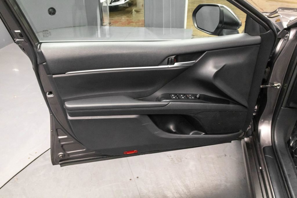 Used 2020 Toyota Camry SE w/ Moonroof Package image 21