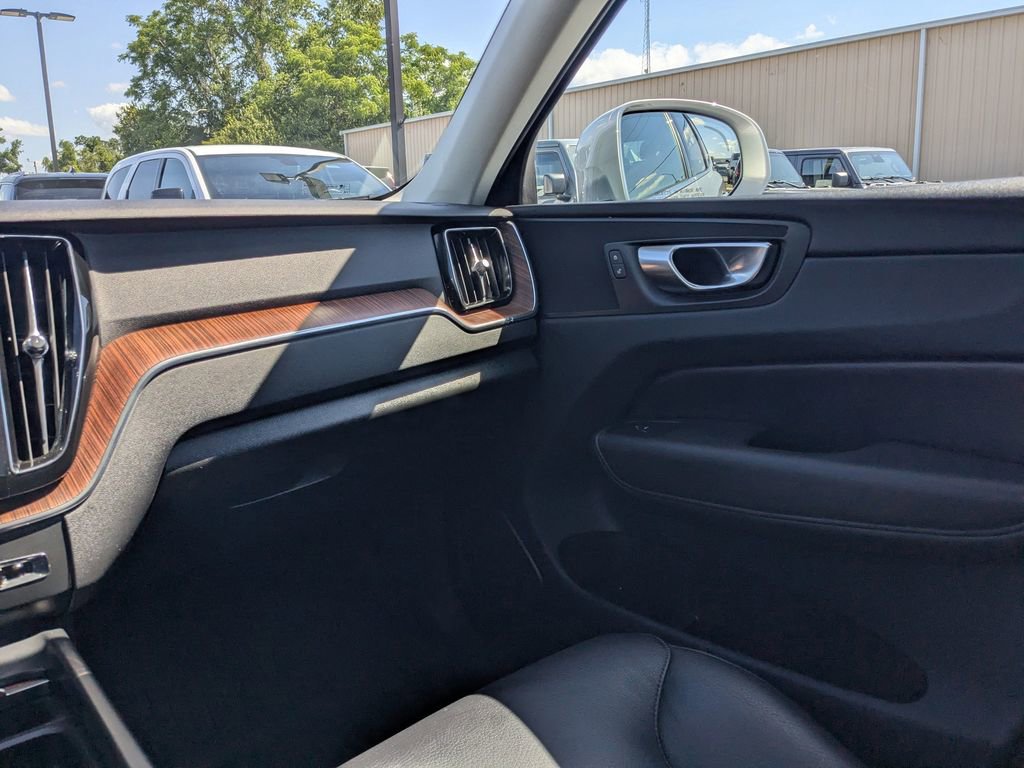 Used 2023 Volvo XC60 B5 Plus AWD/4WD image 18