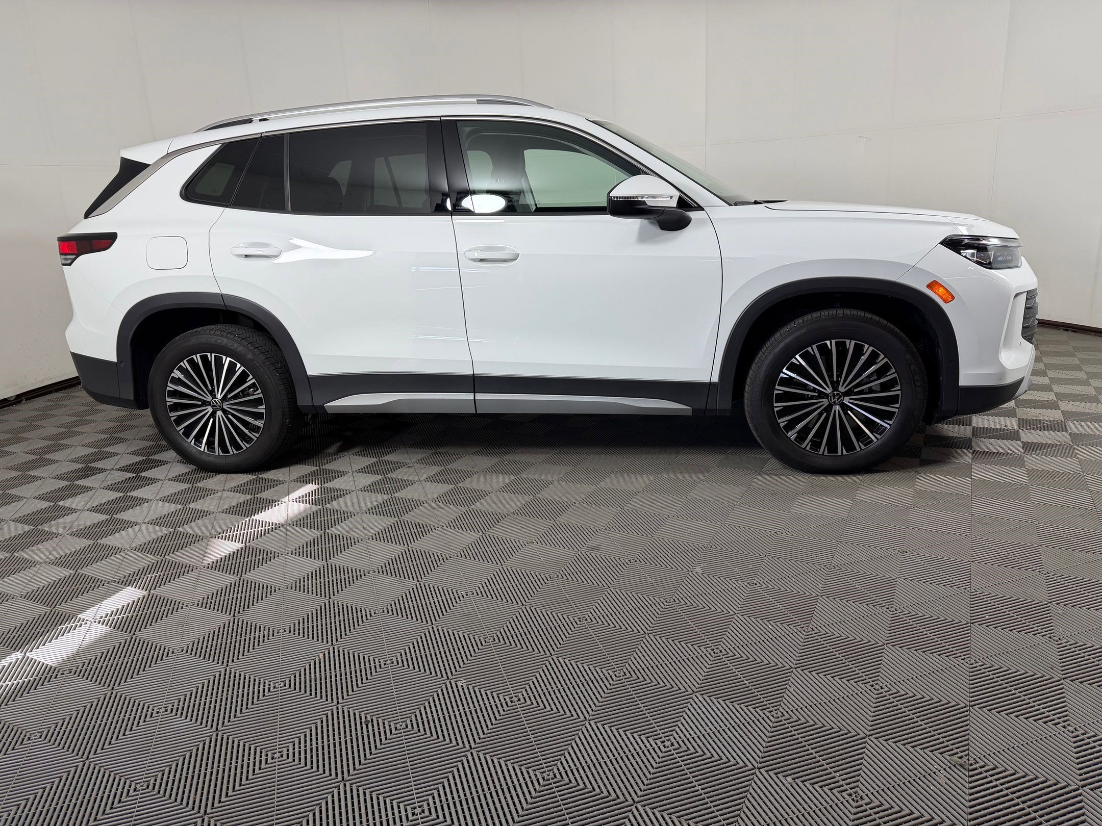 Used 2025 Volkswagen Tiguan S w/ 18" Wheel Package AWD/4WD image 8