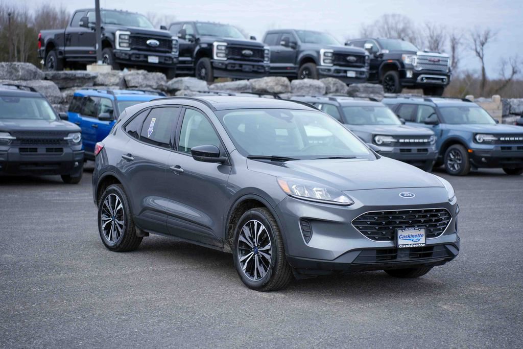 Certified 2022 Ford Escape SE w/ SE Sport Appearance Package image 3