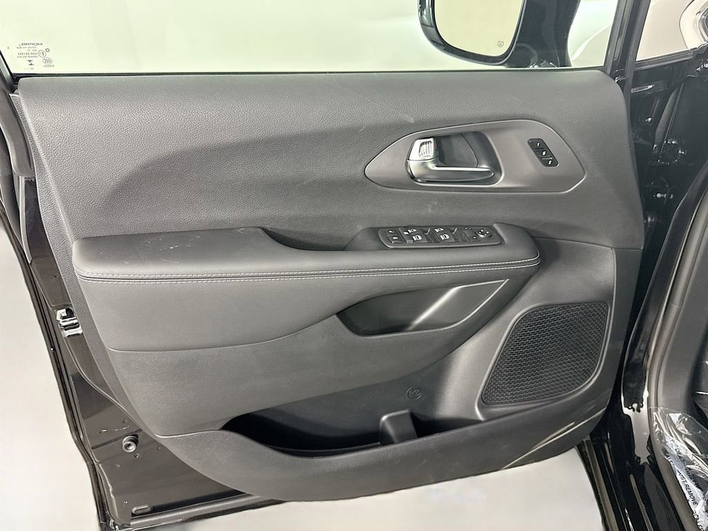 New 2026 Chrysler Pacifica Select image 11