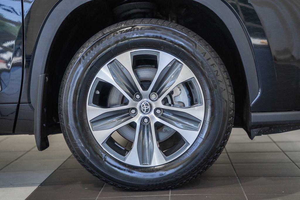 Used 2022 Toyota Highlander XLE AWD/4WD image 17