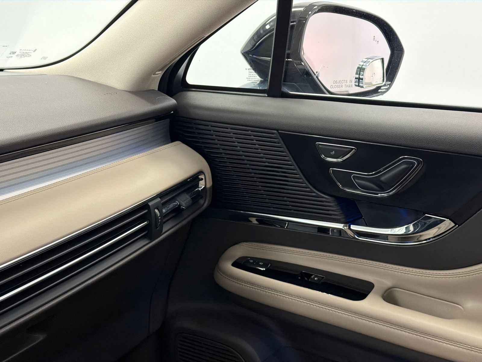 Used 2022 Lincoln Corsair AWD w/ Premium Package image 32