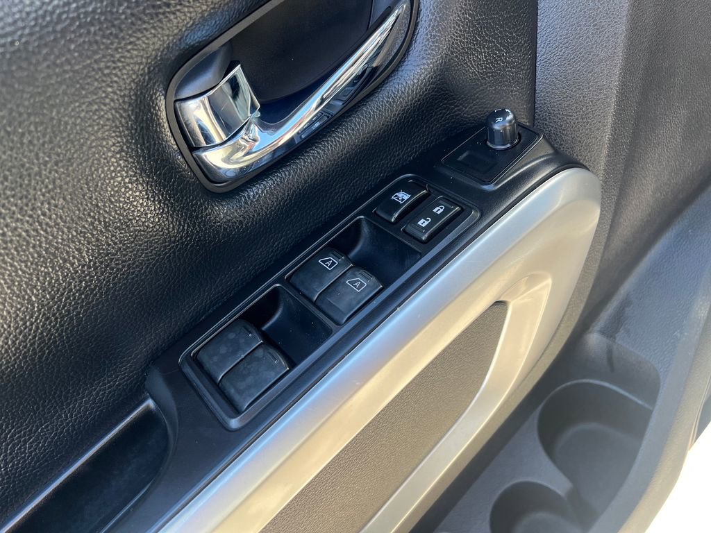 Used 2017 Nissan Titan SV image 17