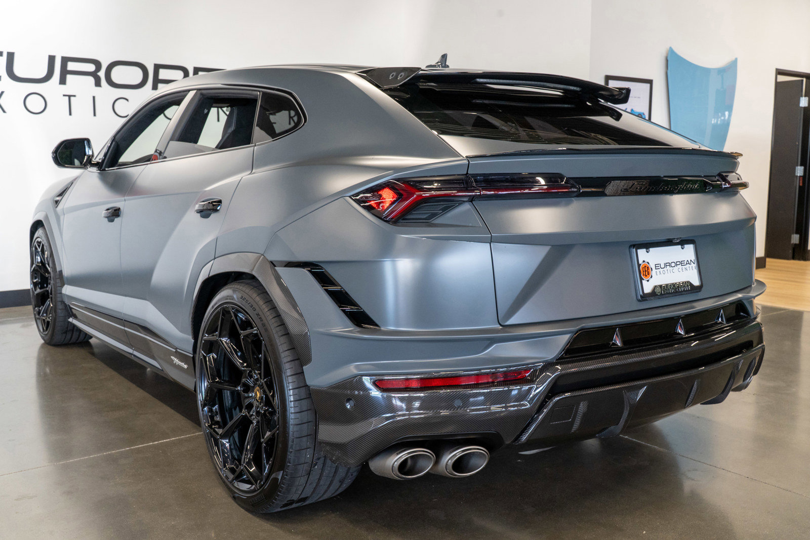 Used 2023 Lamborghini Urus Performante AWD/4WD image 24
