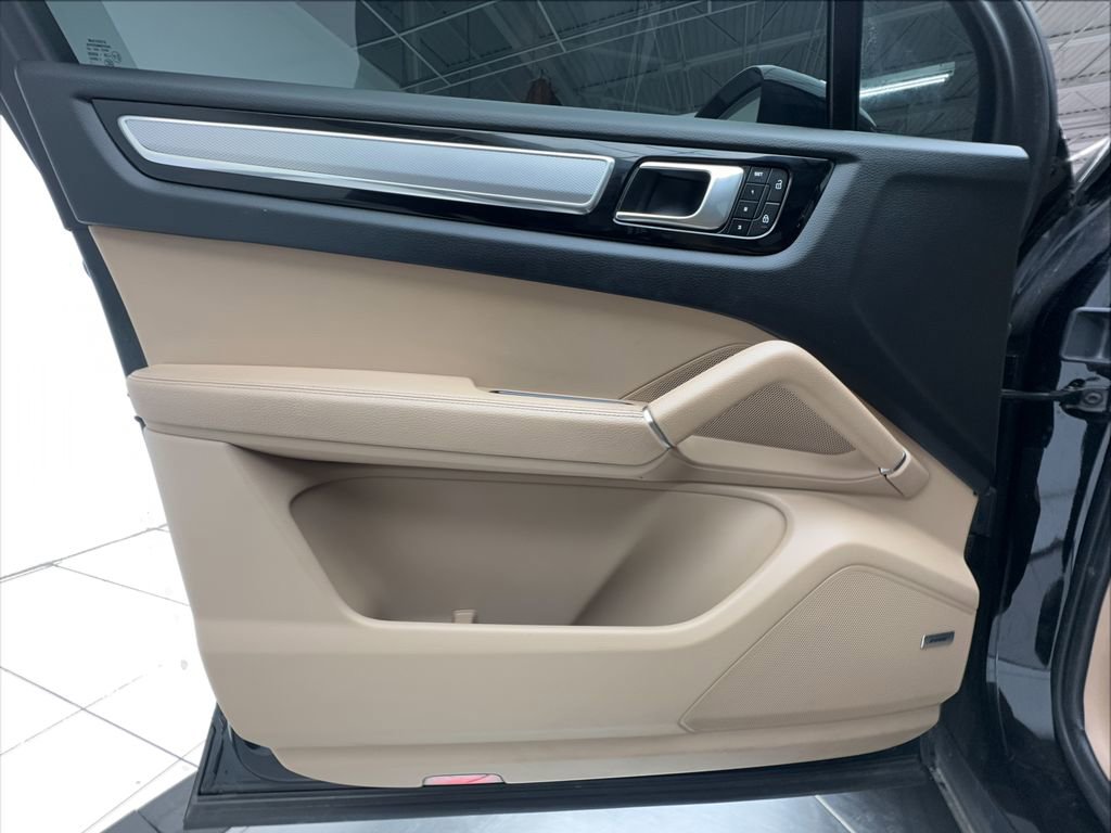 Used 2023 Porsche Cayenne Platinum Edition image 24