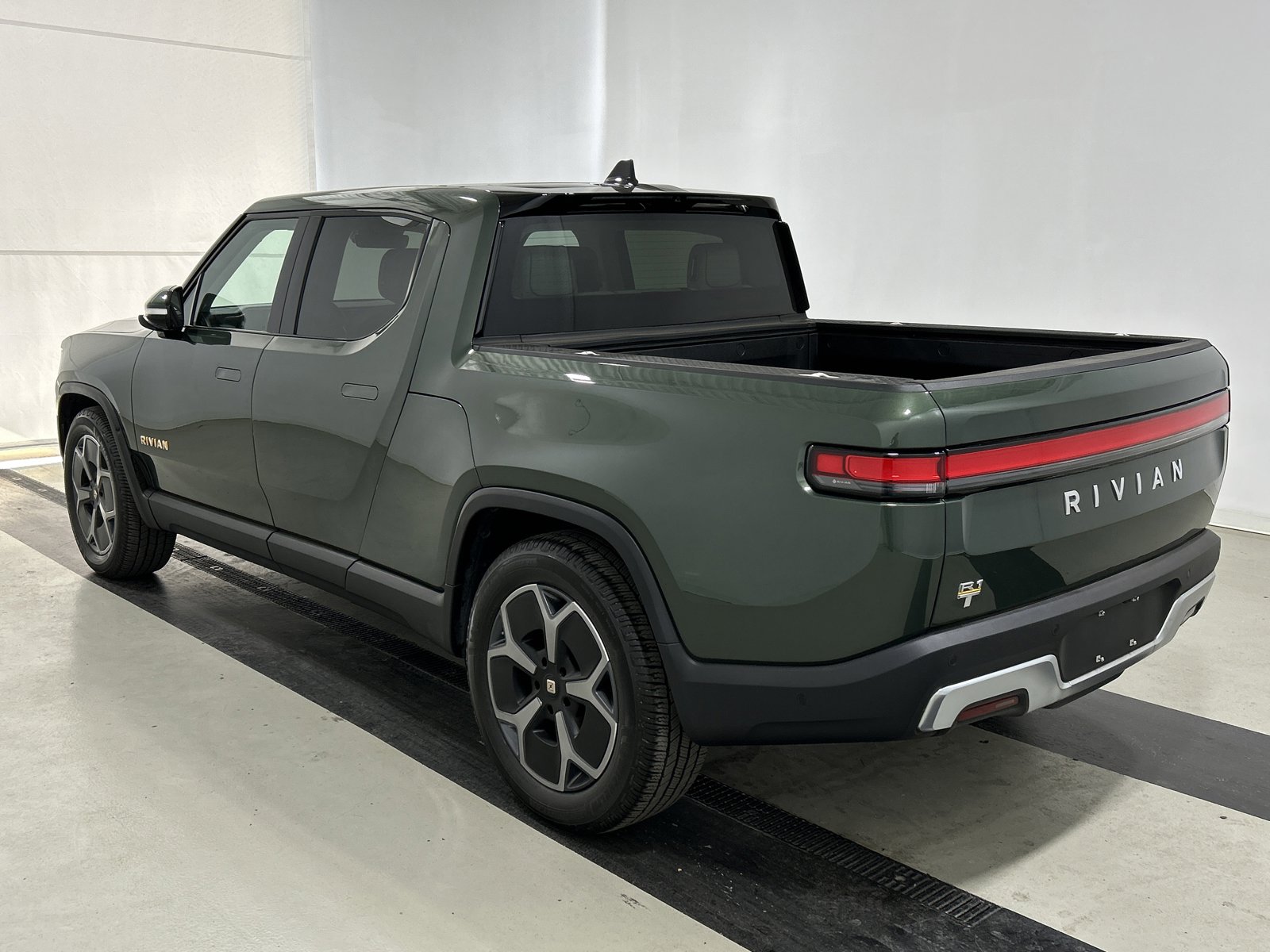 Used 2022 Rivian R1T Adventure image 3