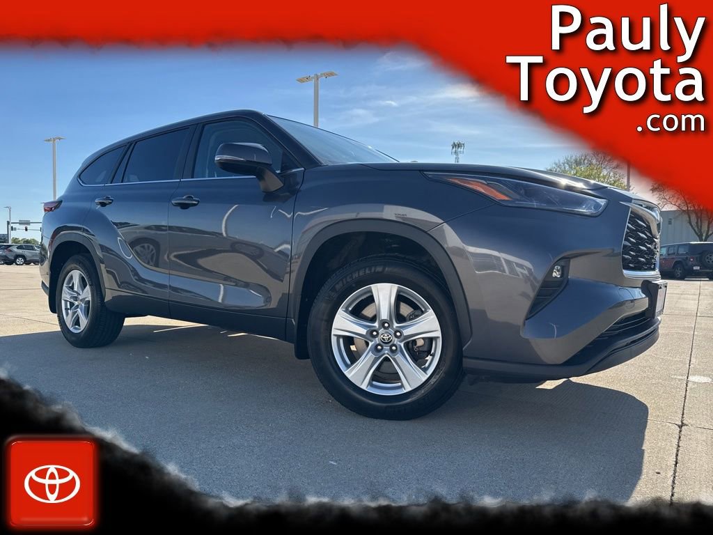 Certified 2024 Toyota Highlander LE AWD/4WD image 1
