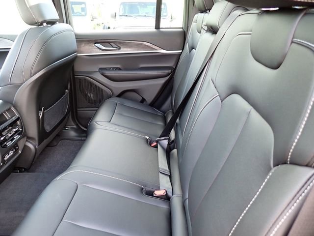 New 2025 Jeep Grand Cherokee Limited w/ Black Appearance Package image 13