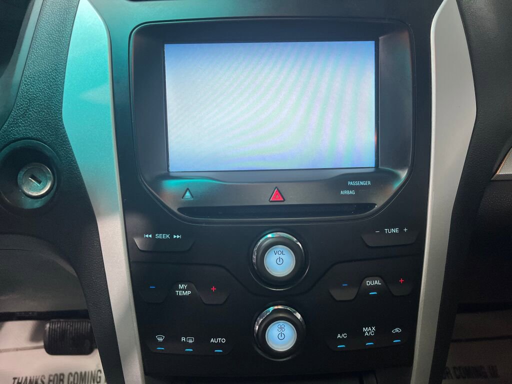 Used 2015 Ford Explorer XLT w/ Equipment Group 202A image 9