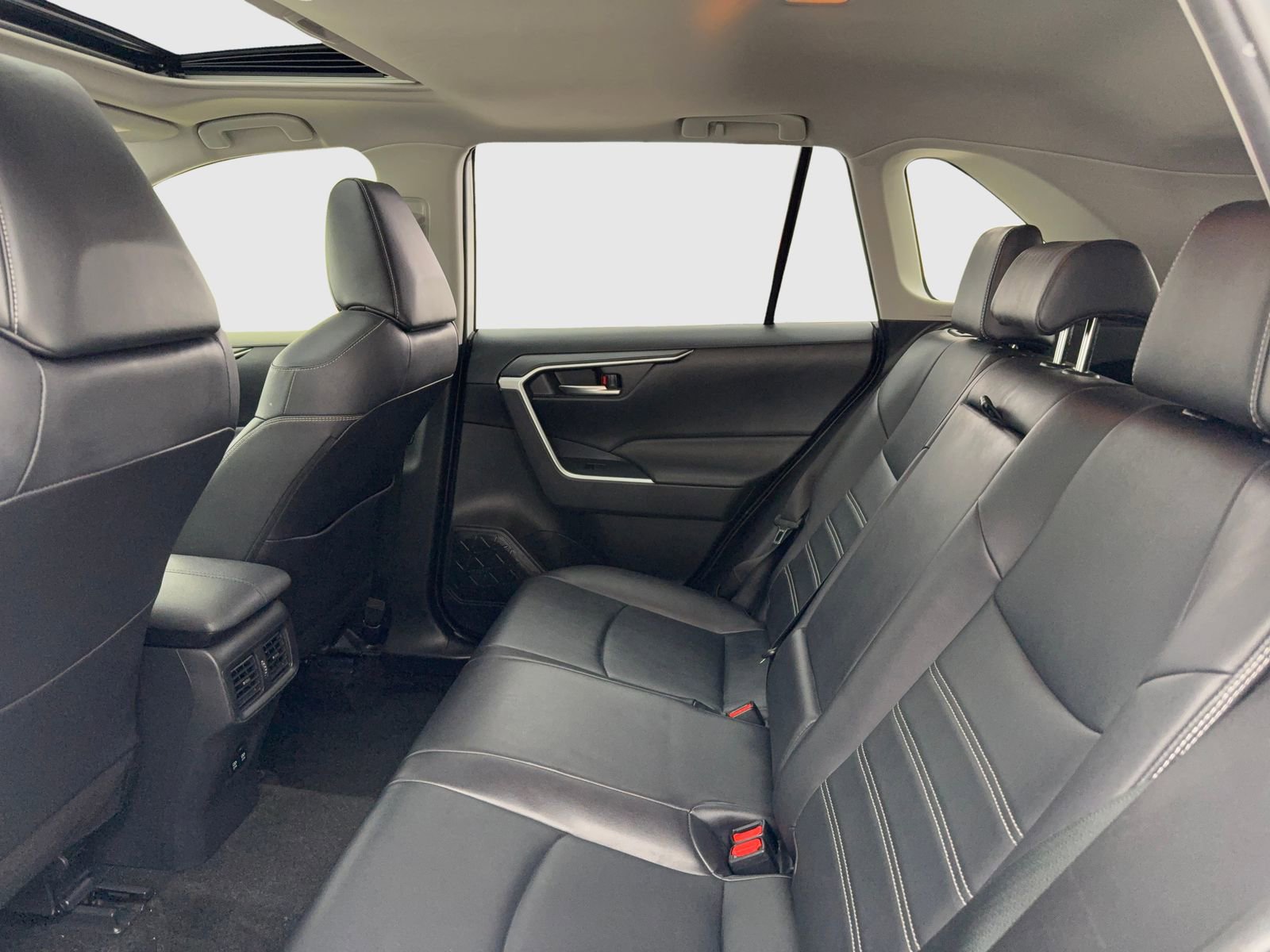 Used 2019 Toyota RAV4 XLE Premium image 34
