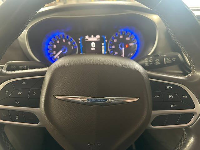 Used 2017 Chrysler Pacifica Touring-L FWD image 18