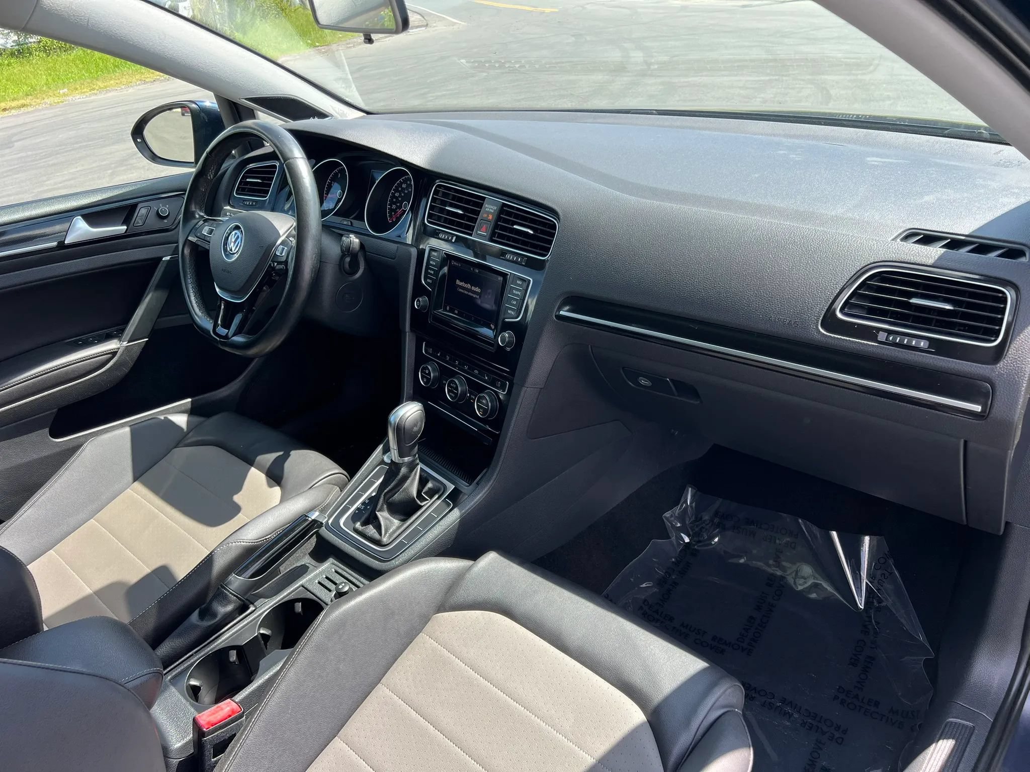 Used 2015 Volkswagen Golf 4-Door FWD image 16