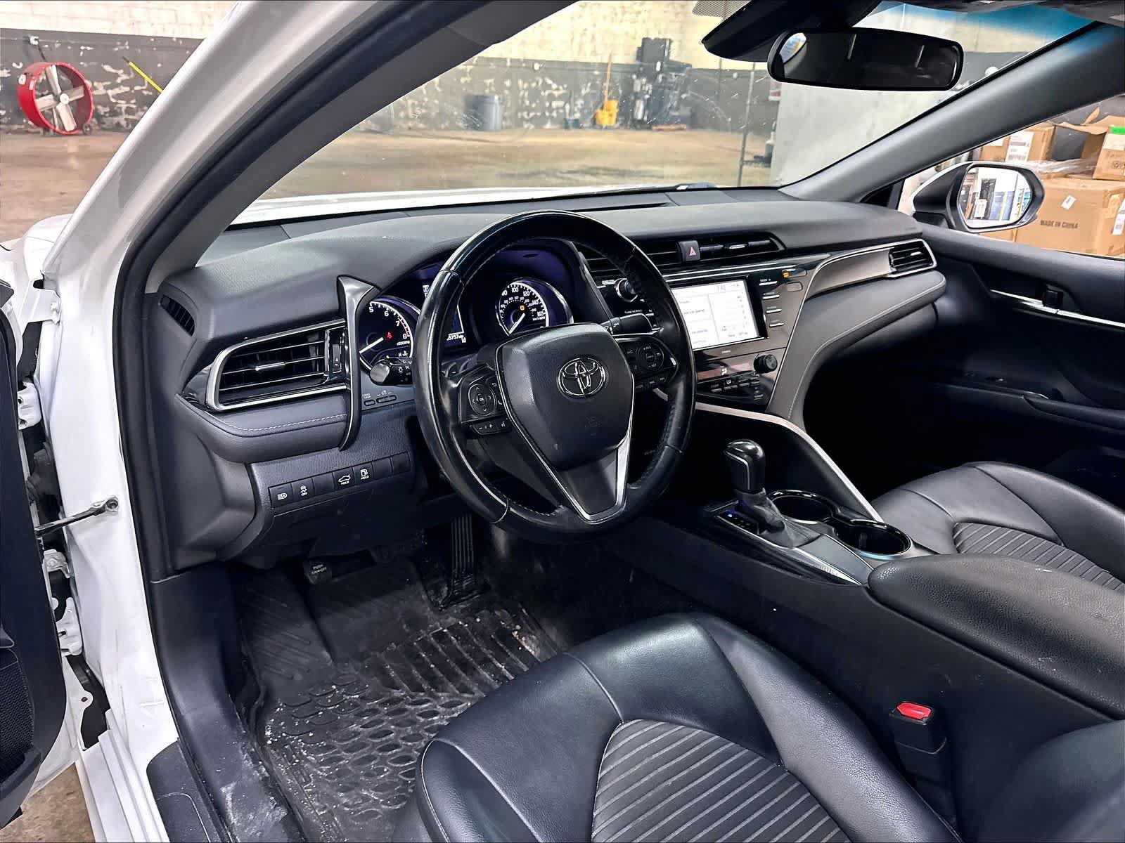 Used 2020 Toyota Camry SE FWD image 16