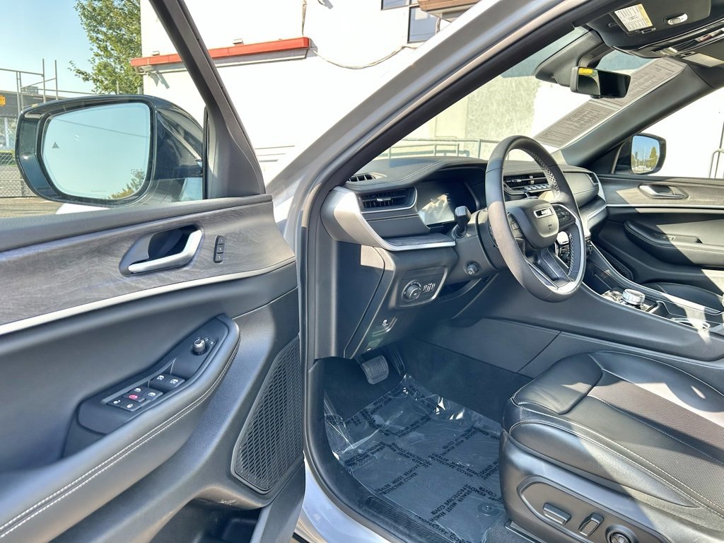 Used 2024 Jeep Grand Cherokee L Limited w/ Luxury Tech Group II image 9