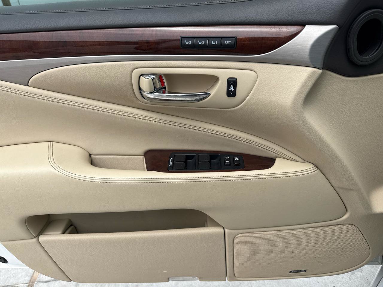 Used 2013 Lexus LS 460 w/ Comfort Pkg RWD image 30