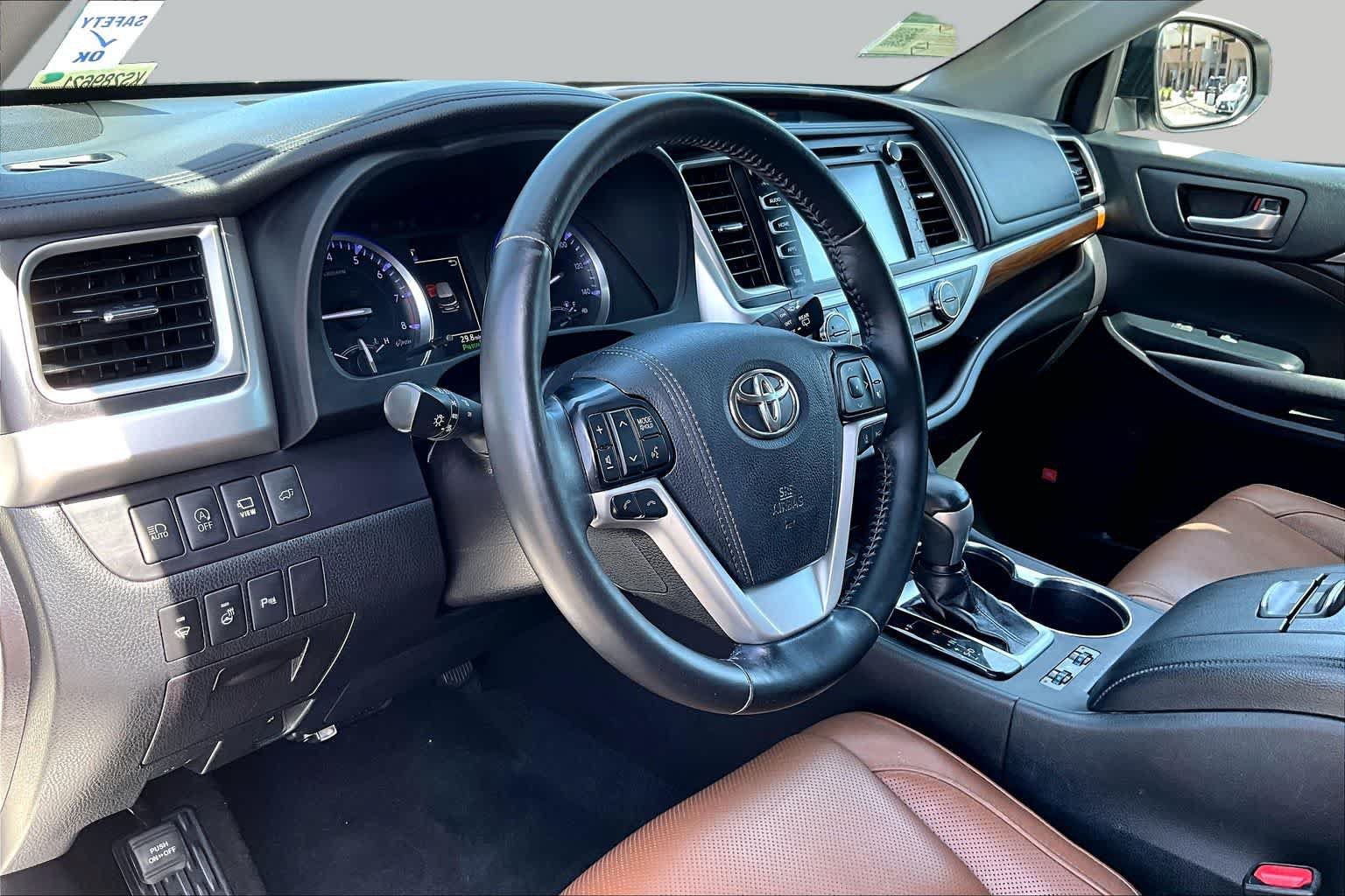 Used 2019 Toyota Highlander Limited Platinum FWD image 16