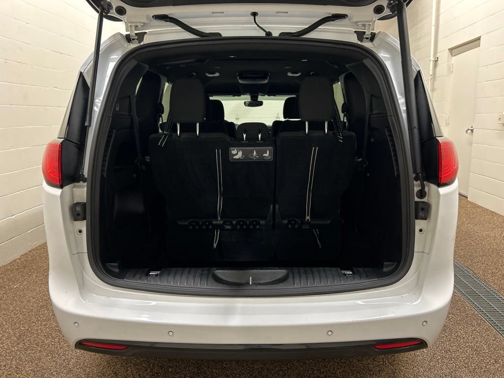 Used 2019 Chrysler Pacifica Touring Plus w/ S Appearance Package FWD image 15