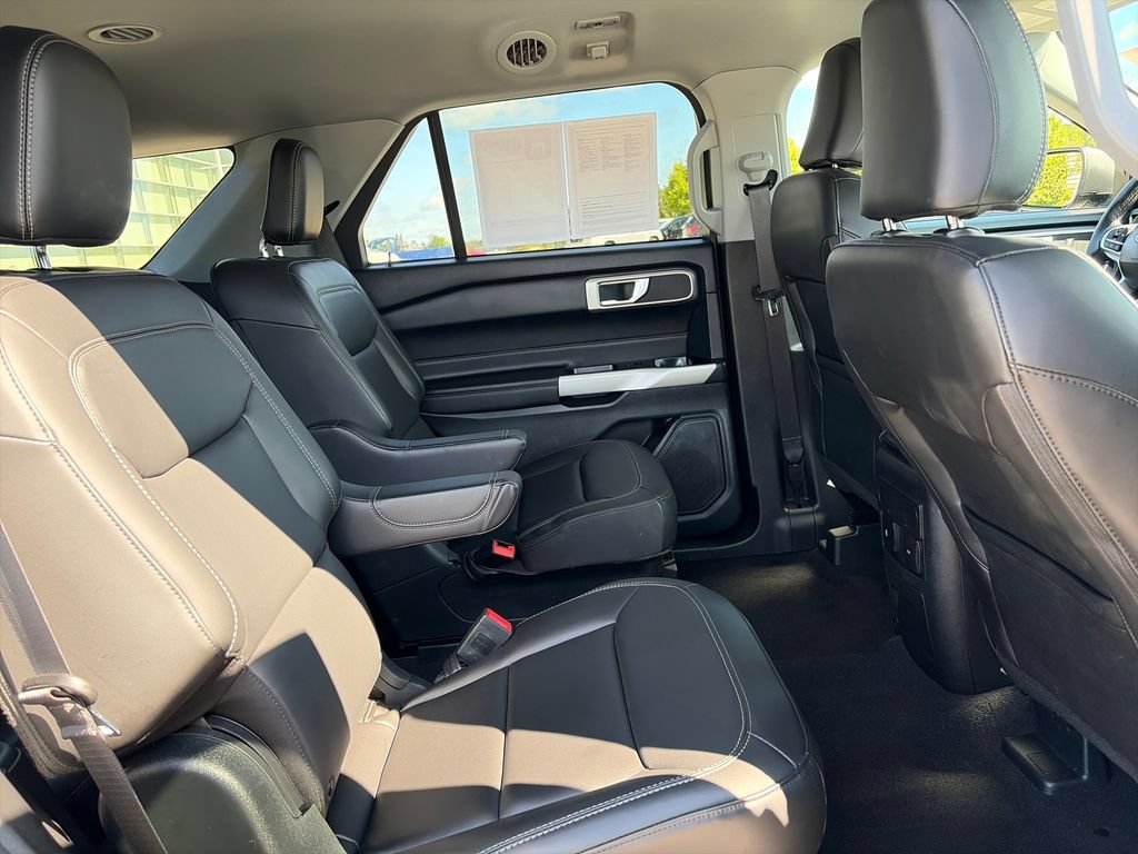 Used 2024 Ford Explorer XLT w/ Equipment Group 202A AWD/4WD image 33