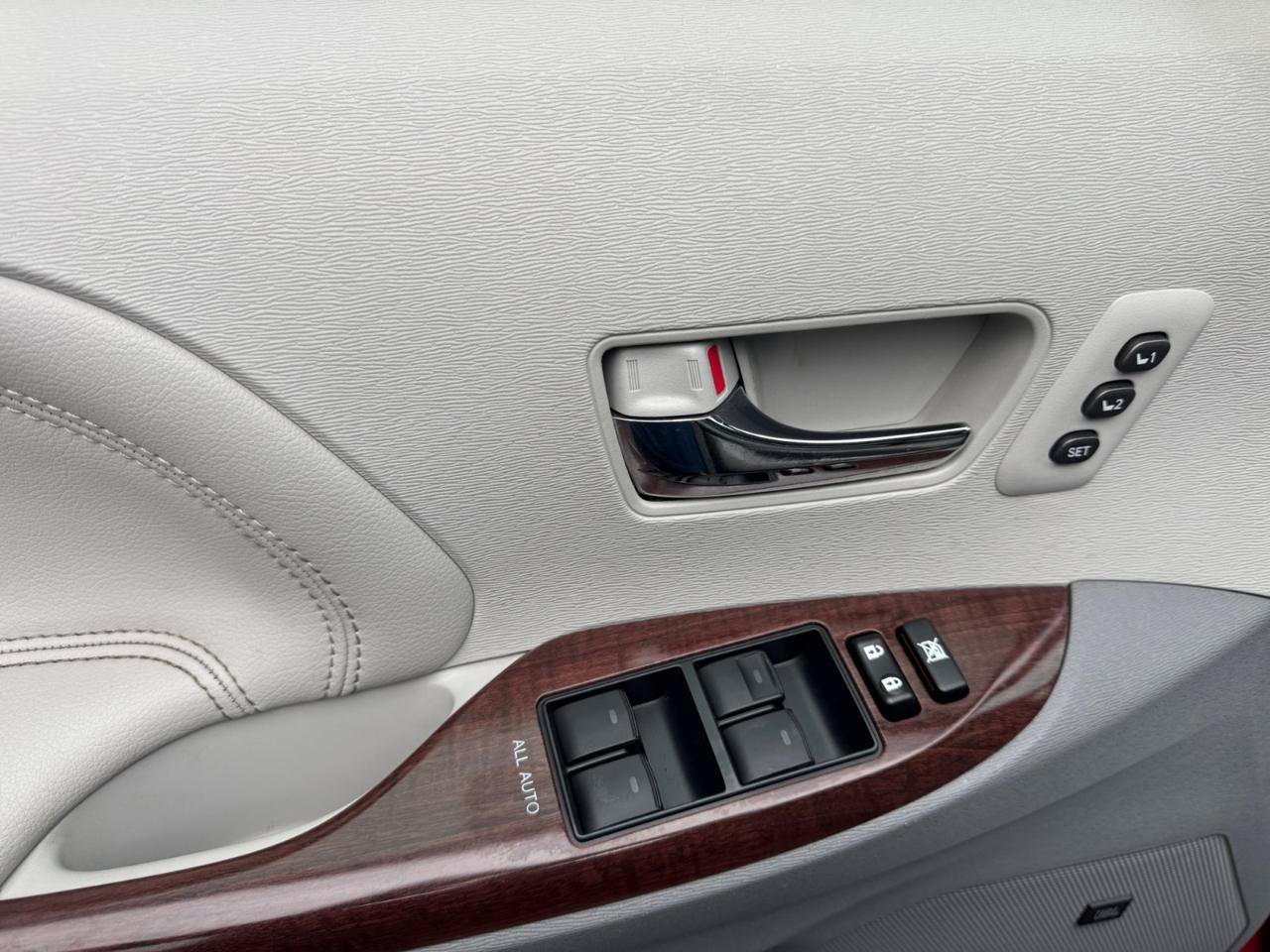 Used 2014 Toyota Sienna Limited w/ Limited Convenience Package FWD image 19