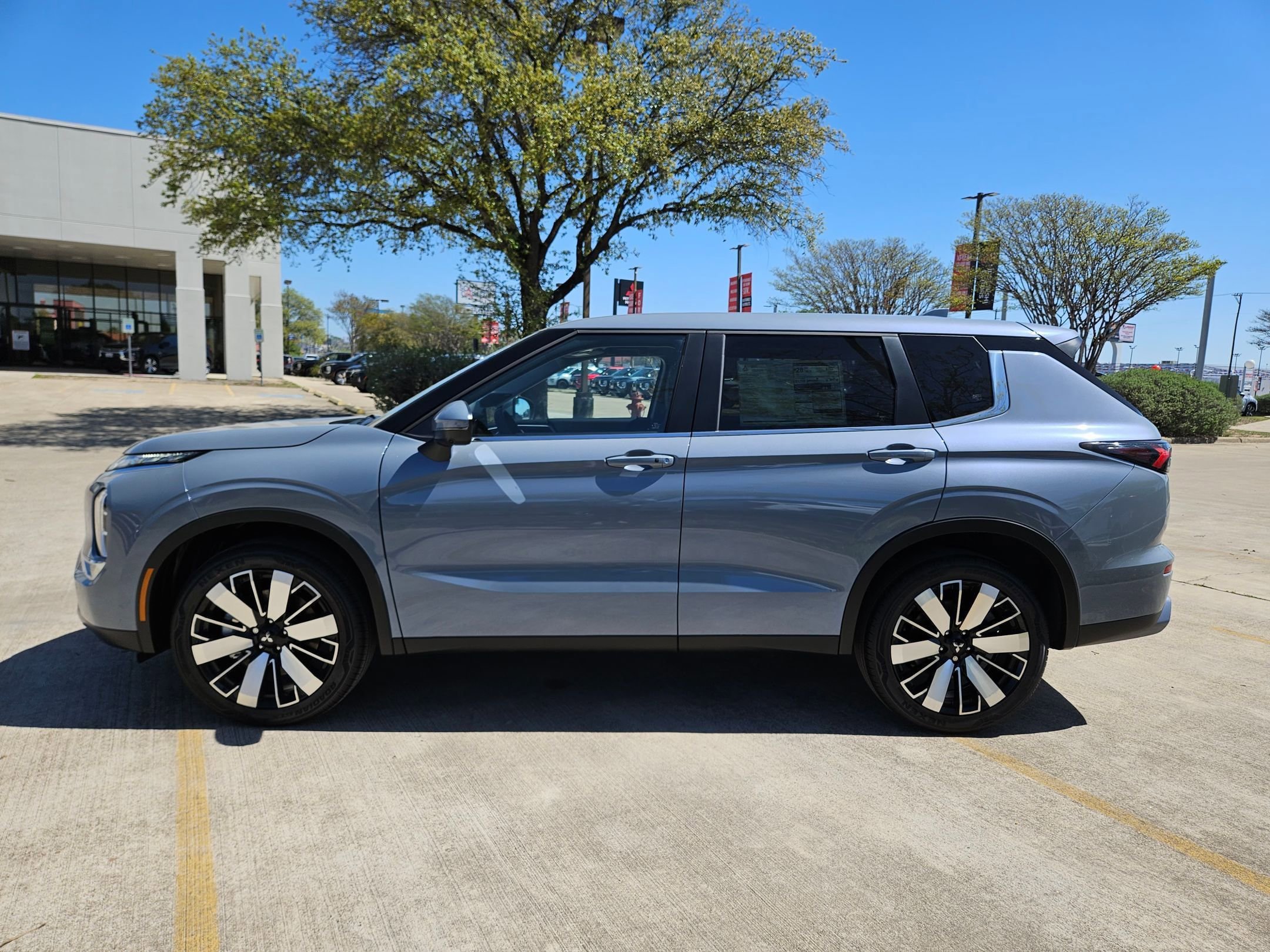 New 2026 Mitsubishi Outlander FWD image 2