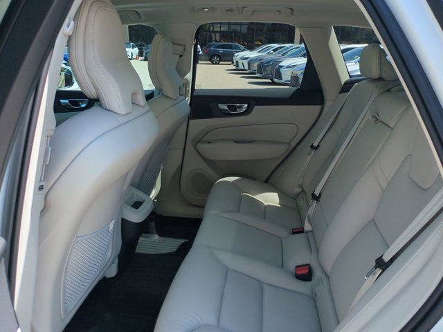 Used 2022 Volvo XC60 B5 Momentum w/ Advanced Package AWD/4WD image 12