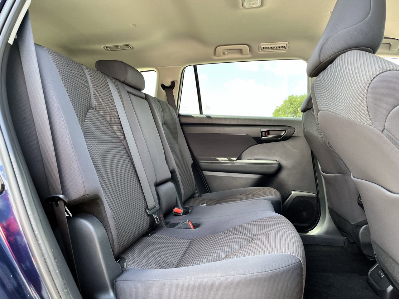 Used 2025 Toyota Highlander LE FWD image 26