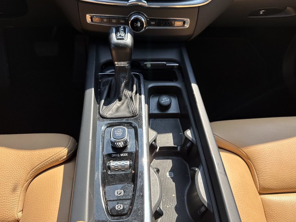 Used 2019 Volvo XC60 T6 Momentum w/ Multimedia Package AWD/4WD image 14