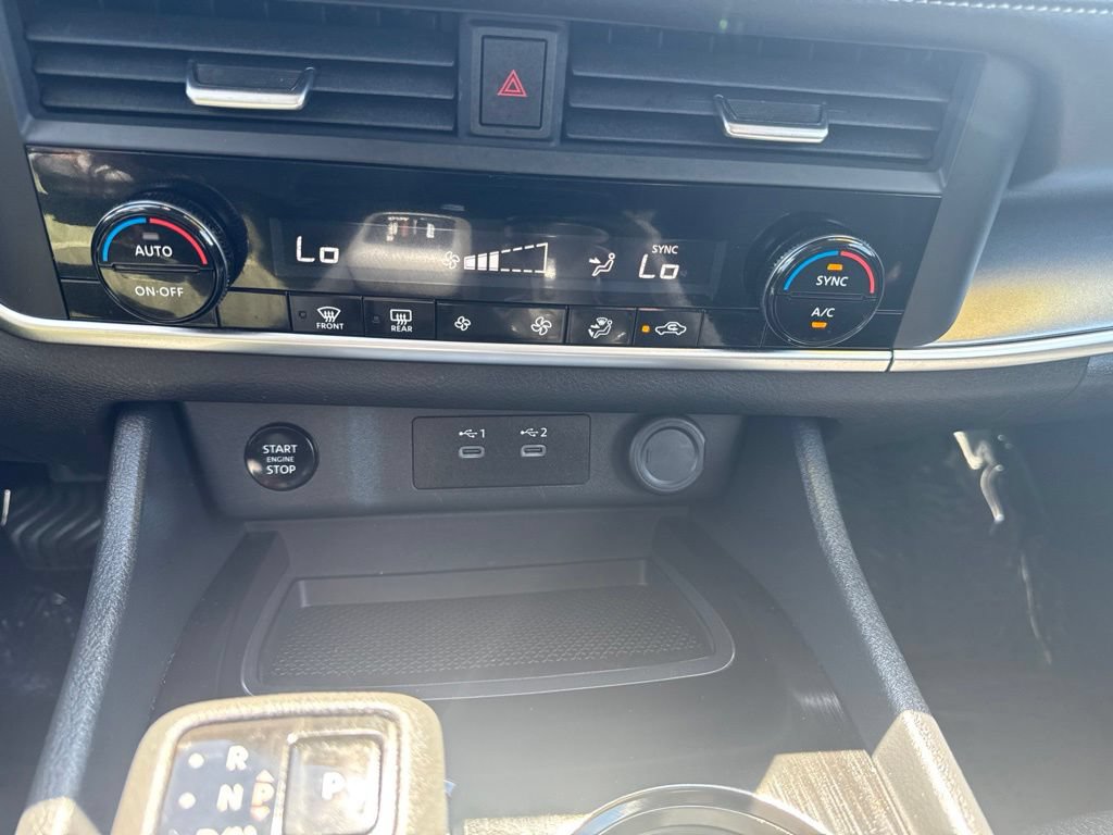 Used 2025 Nissan Rogue SV FWD image 19