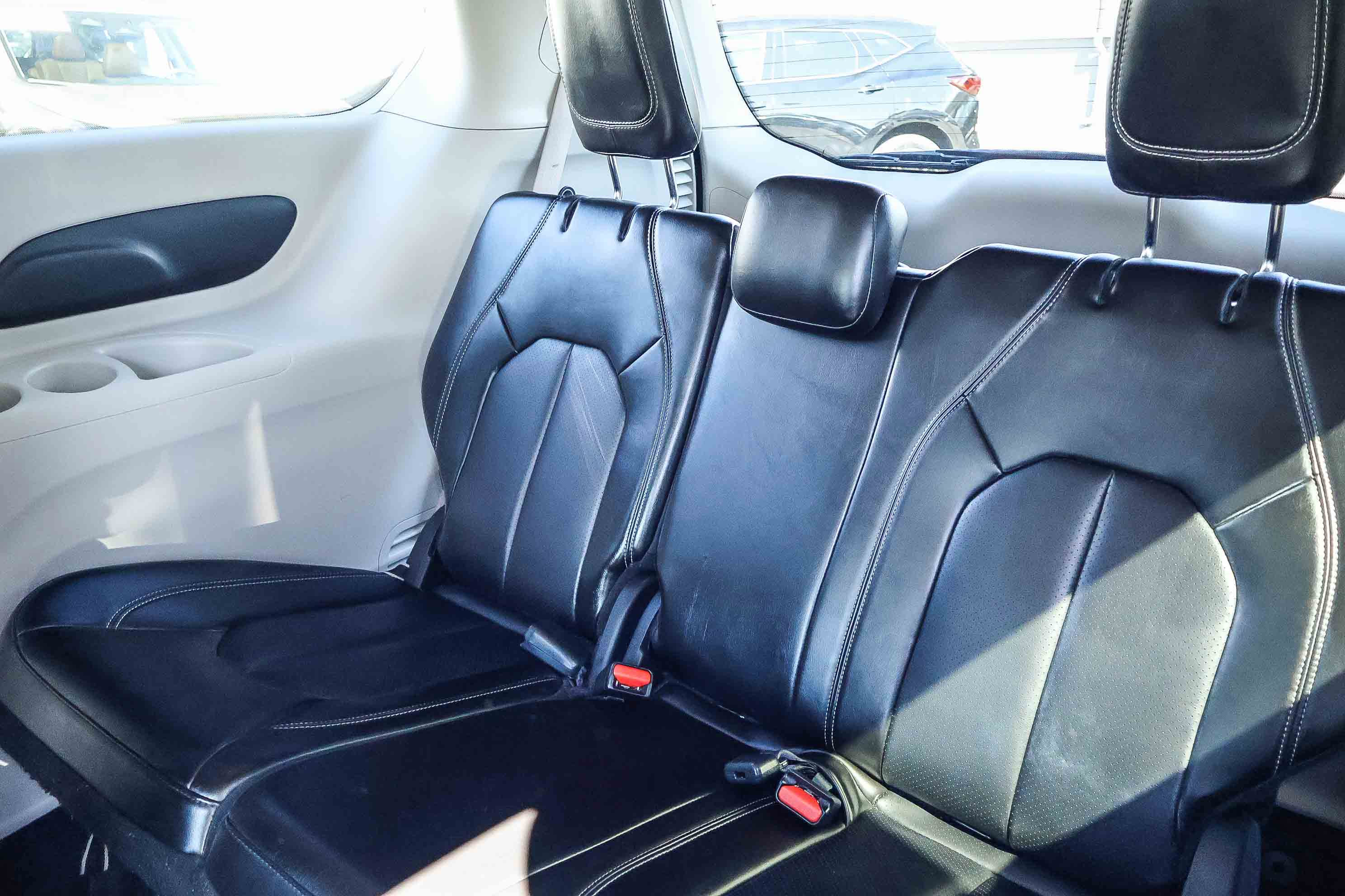 Used 2023 Chrysler Pacifica Touring-L image 15