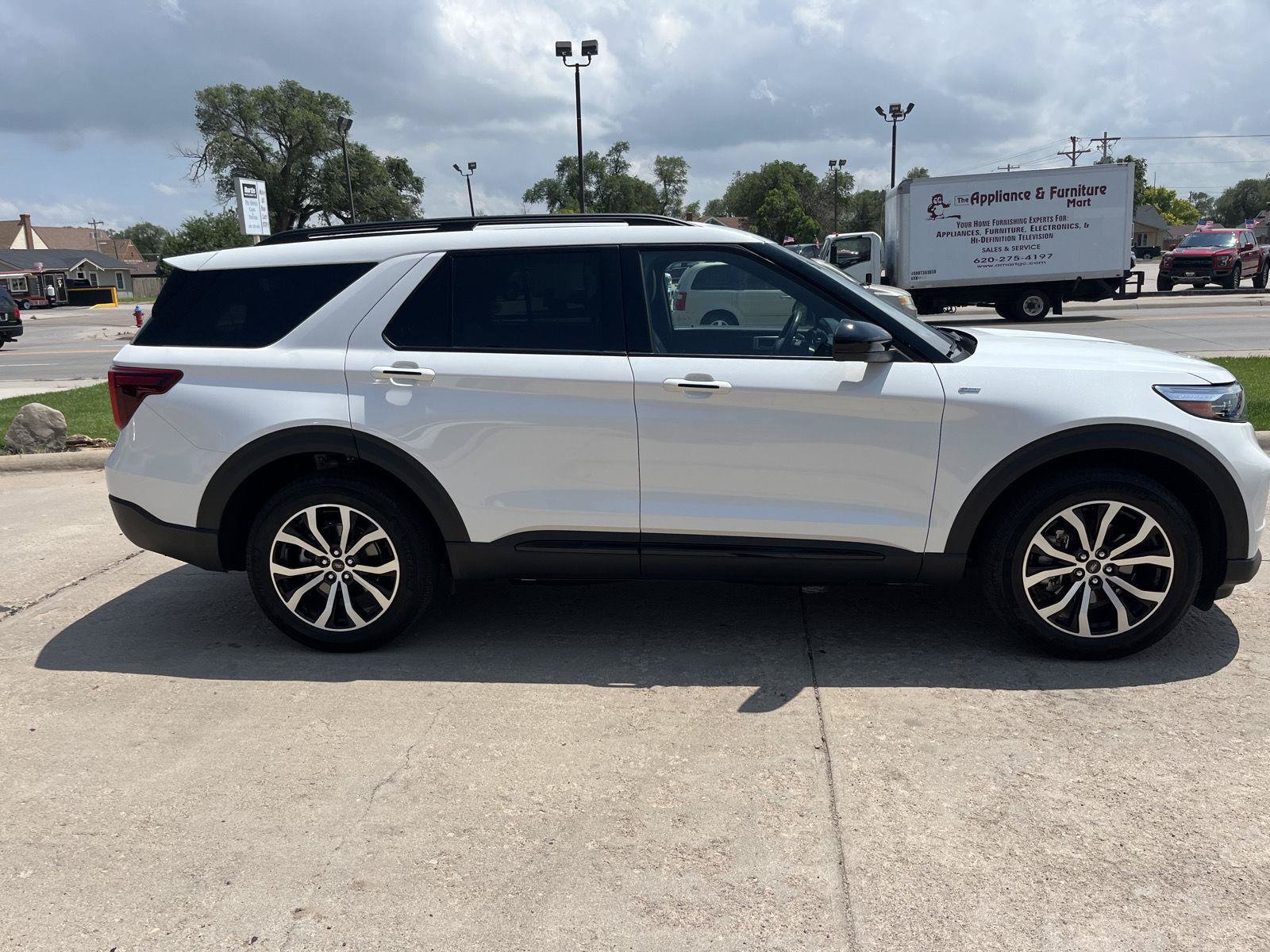 Used 2023 Ford Explorer ST-Line w/ Class IV Trailer Tow Package AWD/4WD image 7
