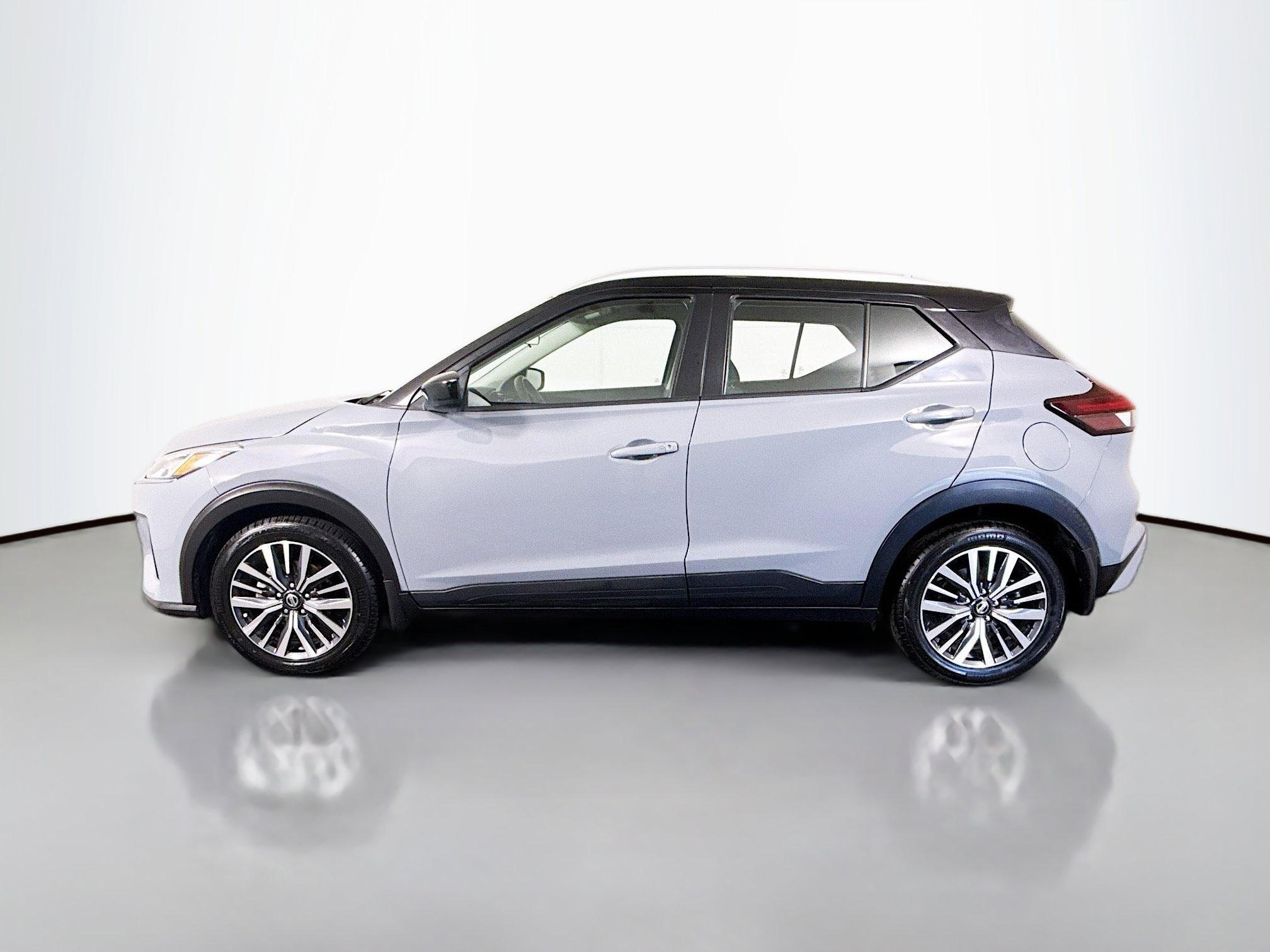 Used 2021 Nissan Kicks SV image 6