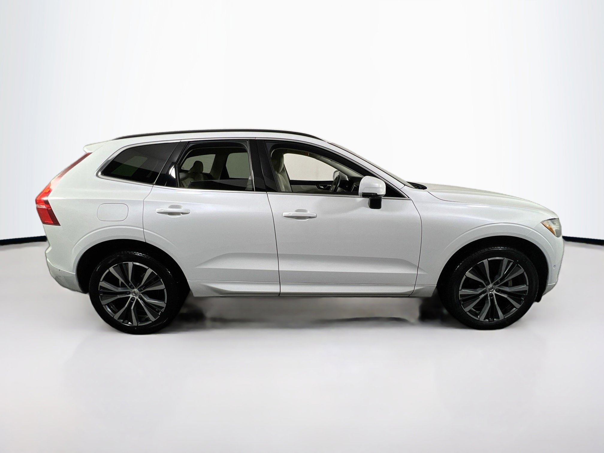 Used 2022 Volvo XC60 B5 Momentum w/ Advanced Package image 4