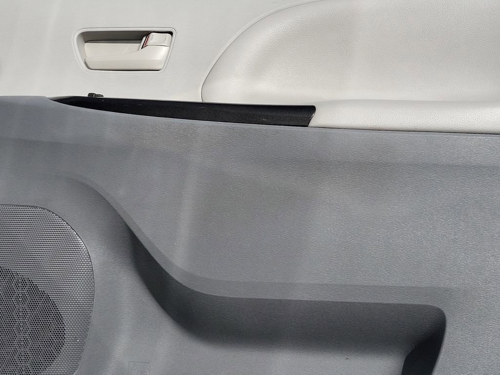 Used 2012 Toyota Sienna LE w/ Towing Pkg FWD image 18