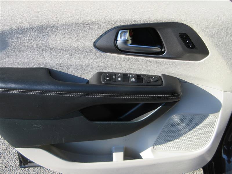 Used 2023 Chrysler Pacifica Touring-L FWD image 12