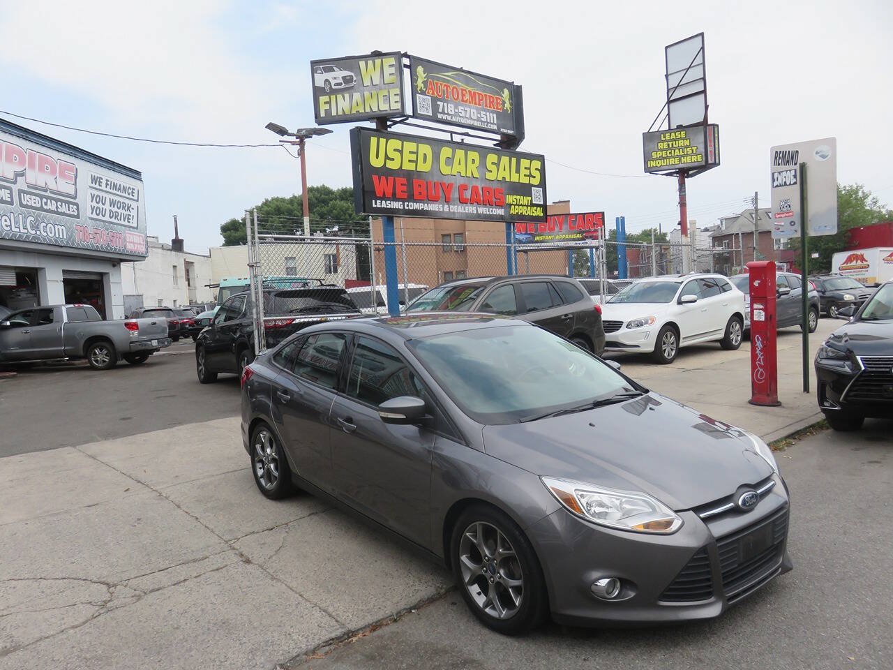 Used 2014 Ford Focus SE w/ Equipment Group 201A FWD image 3