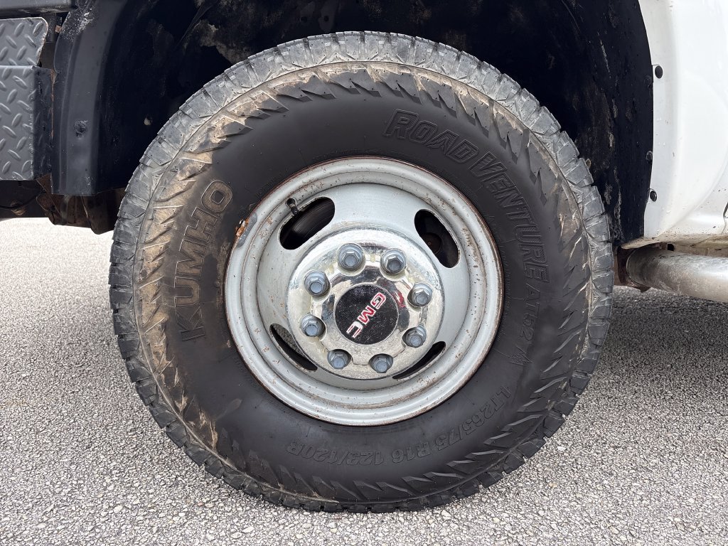Used 2004 GMC Sierra 3500 SLT w/ Skid Plate Package AWD/4WD image 14