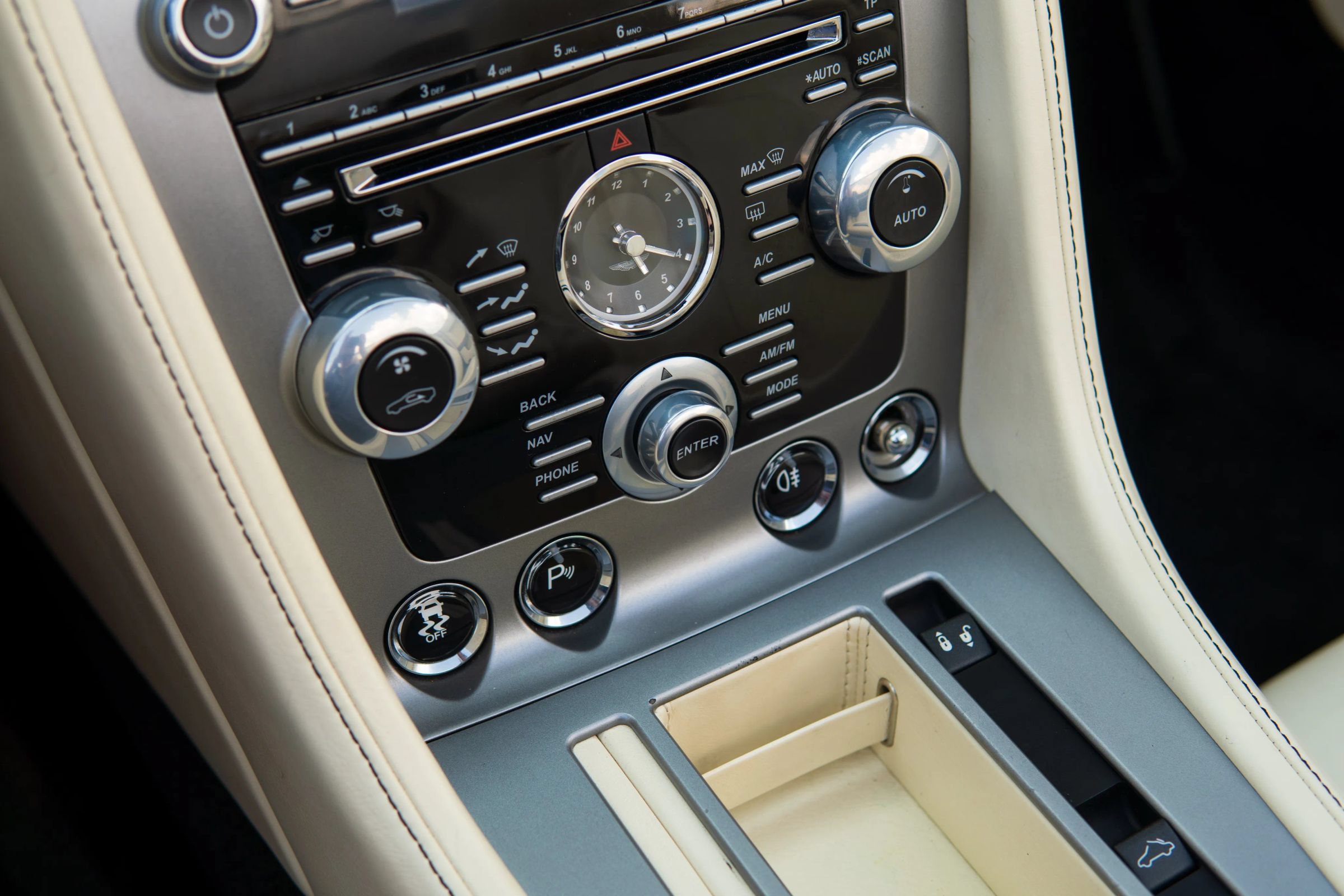 Used 2013 Aston Martin V8 Vantage Roadster RWD image 35