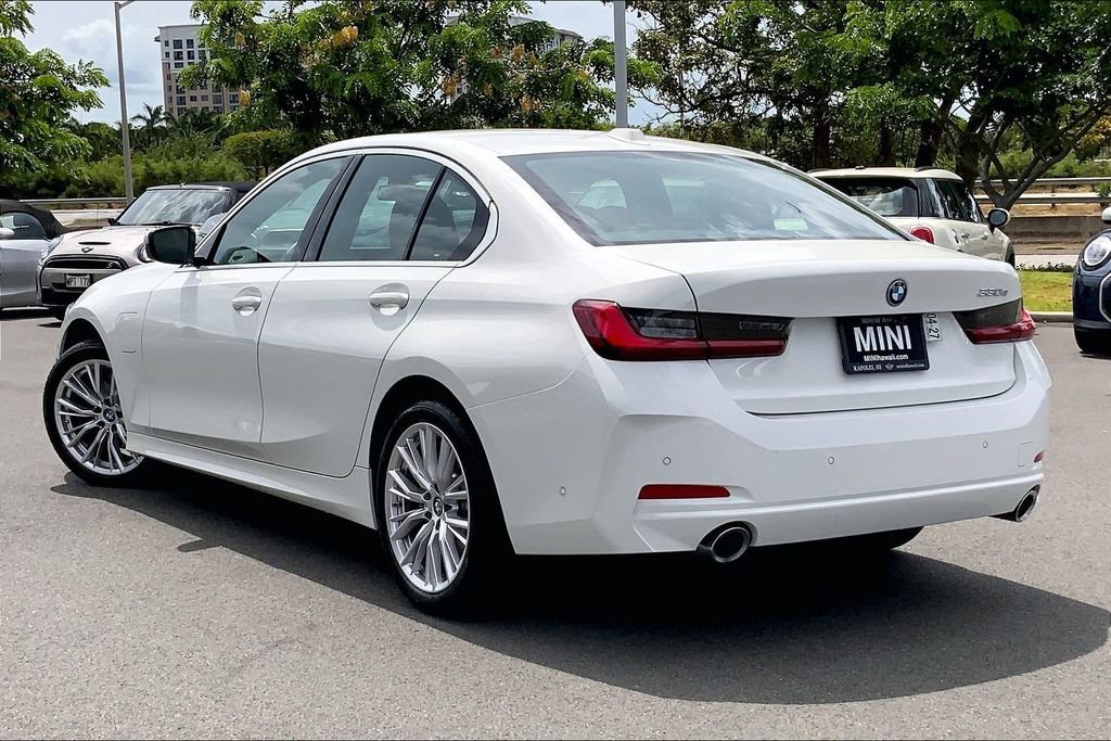 Used 2024 BMW 330e w/ Convenience Package RWD image 11