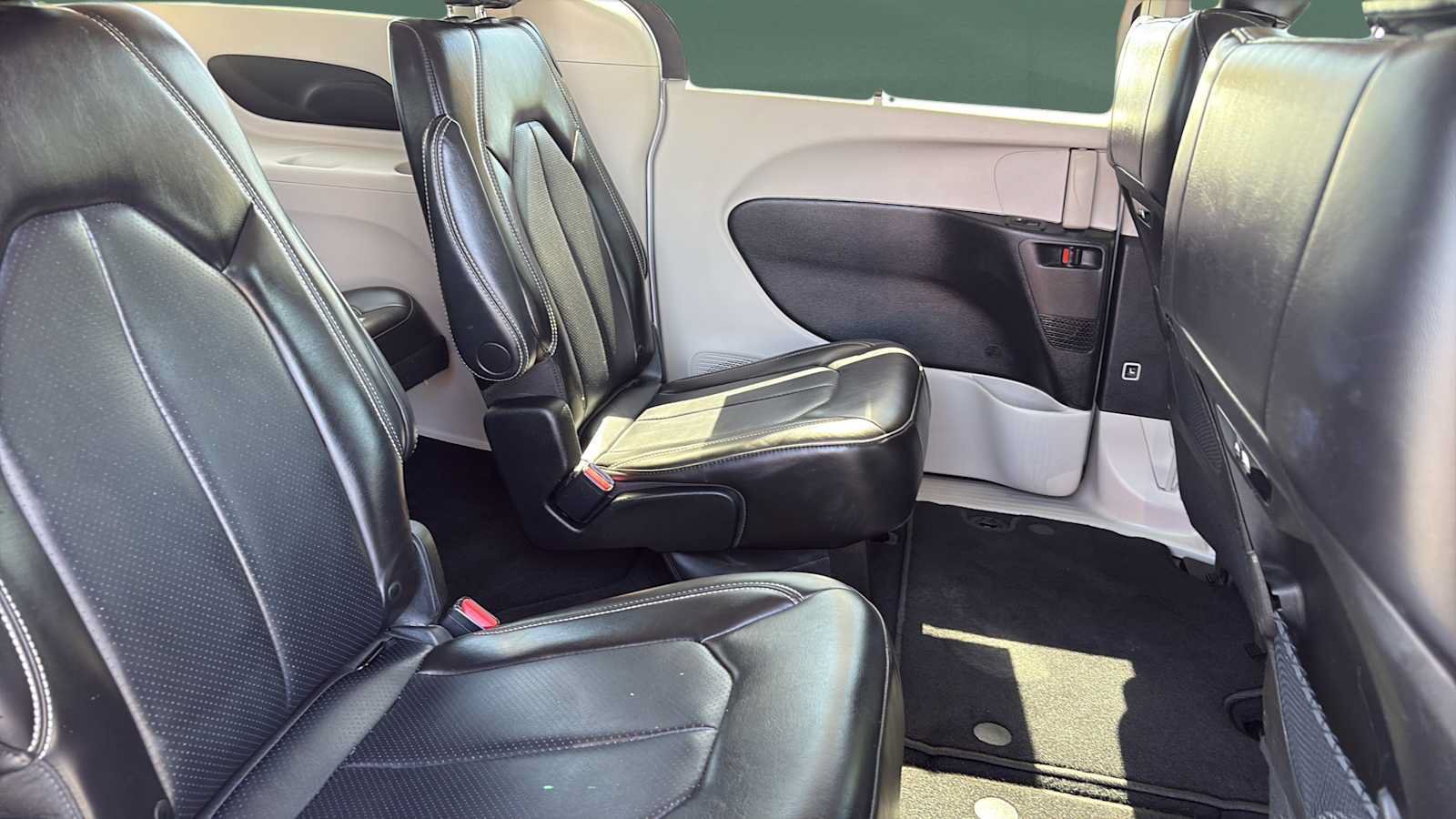 Used 2023 Chrysler Pacifica Touring-L FWD image 22