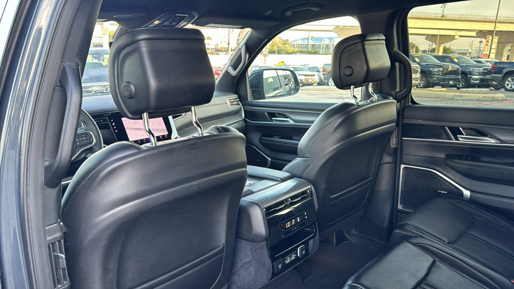 Used 2024 Jeep Wagoneer L Series II w/ Flexible Seating Group RWD image 17
