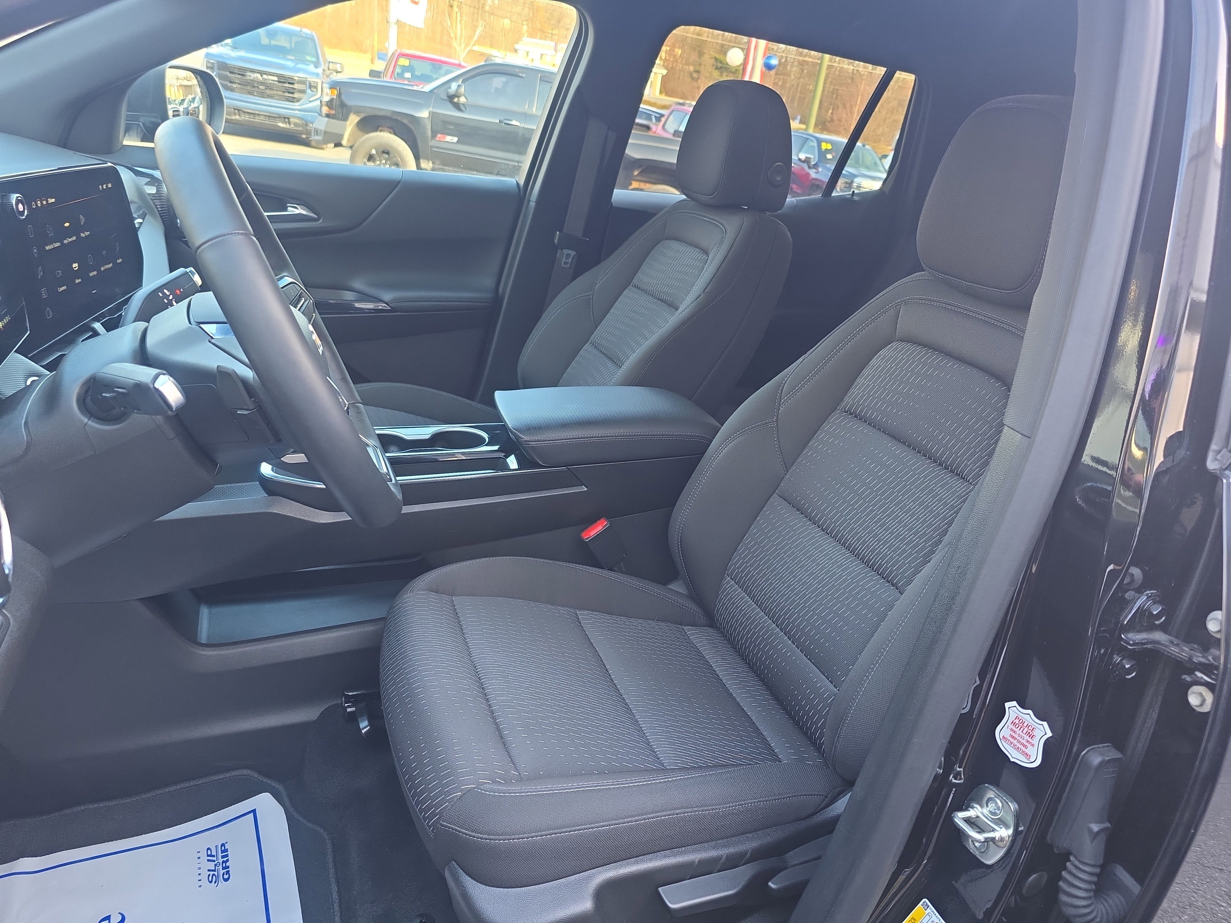 Used 2025 Chevrolet Equinox LT image 2