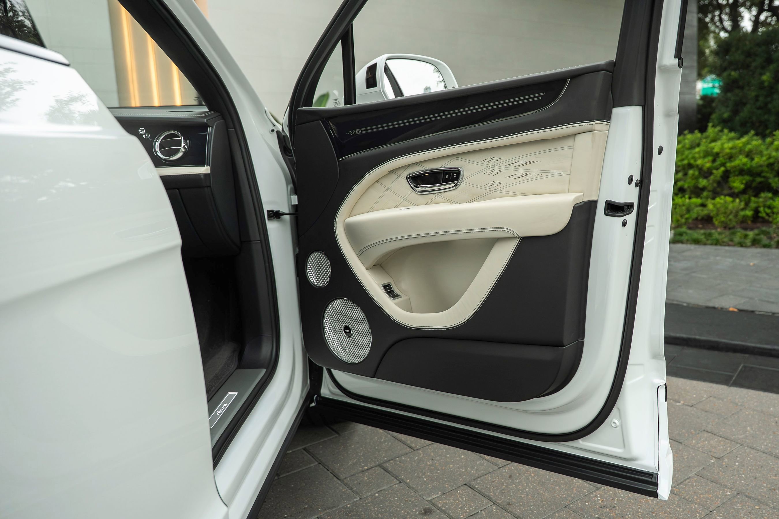 Certified 2023 Bentley Bentayga Extended Wheelbase AWD/4WD image 20