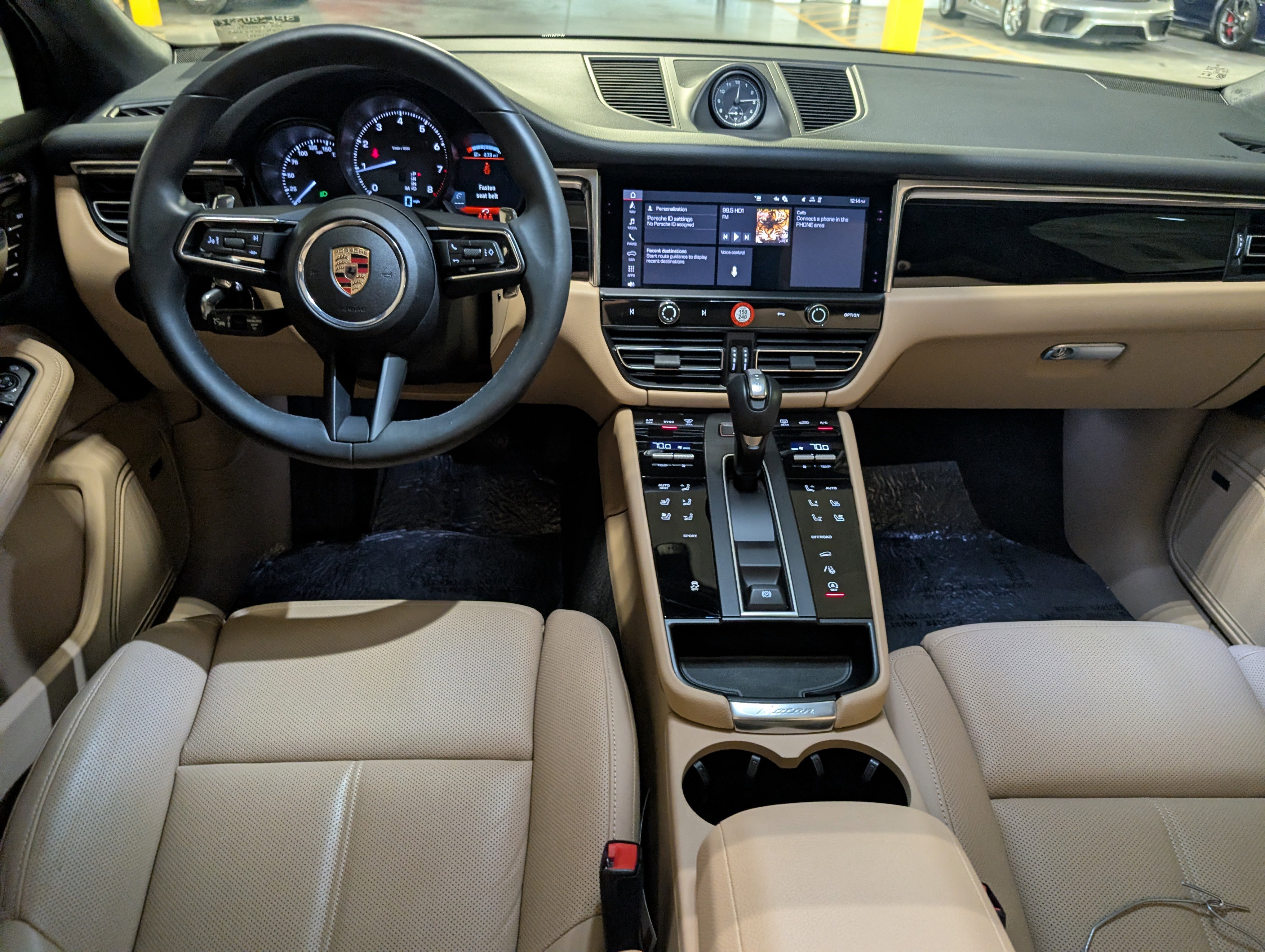 Certified 2025 Porsche Macan image 7