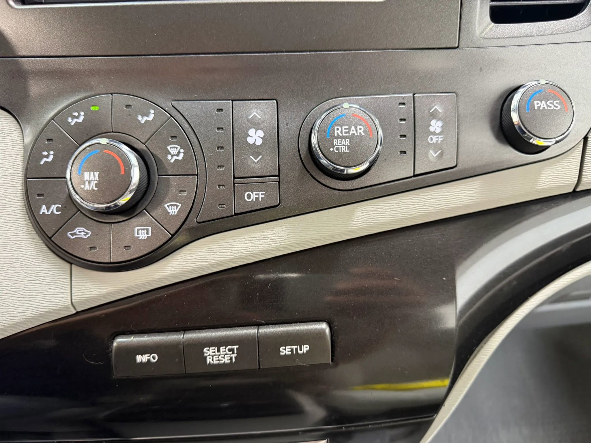 Used 2011 Toyota Sienna LE FWD image 28