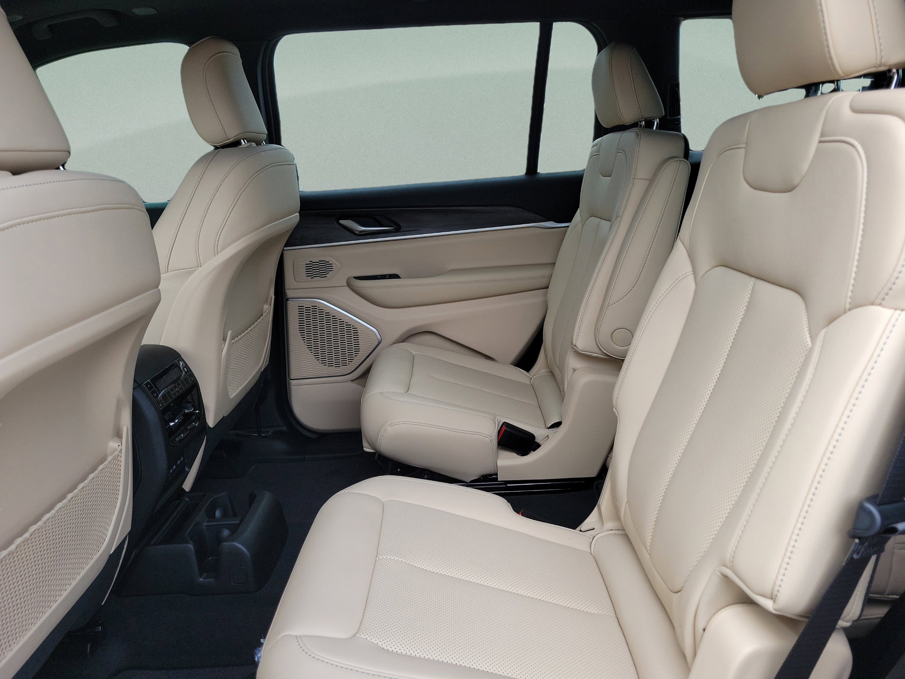 Certified 2026 Jeep Grand Cherokee L Limited w/ Luxury Tech Group II AWD/4WD image 6
