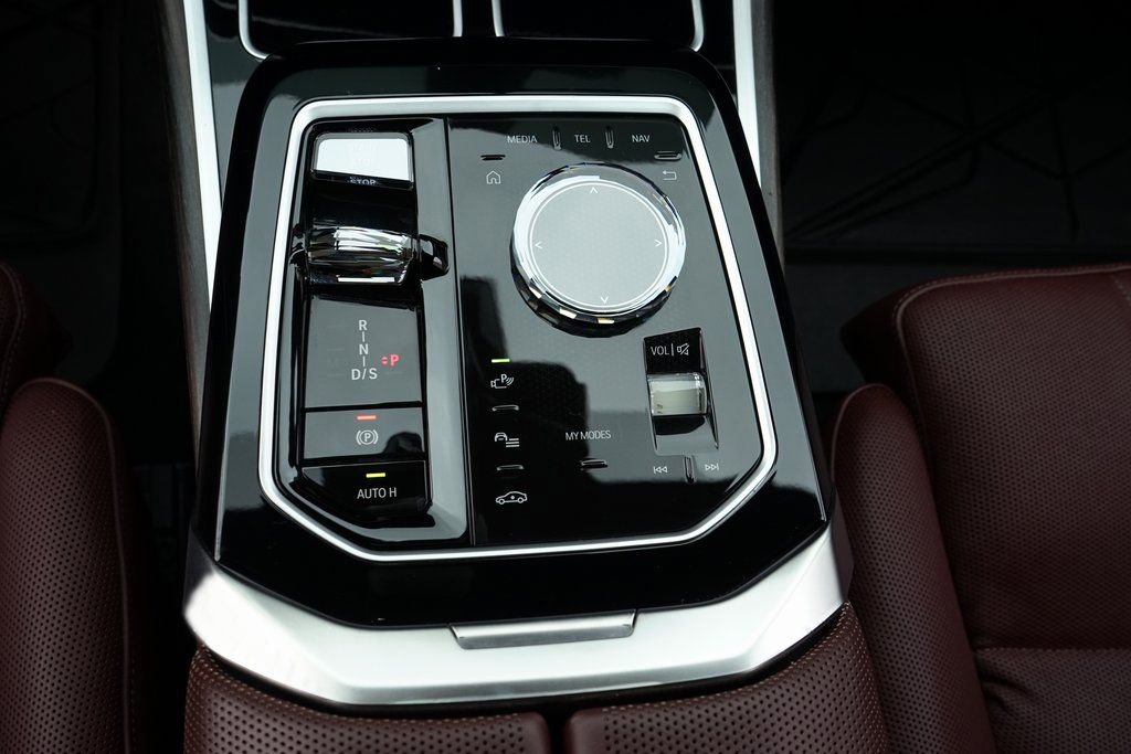 Used 2023 BMW 740i w/ Executive Package image 21