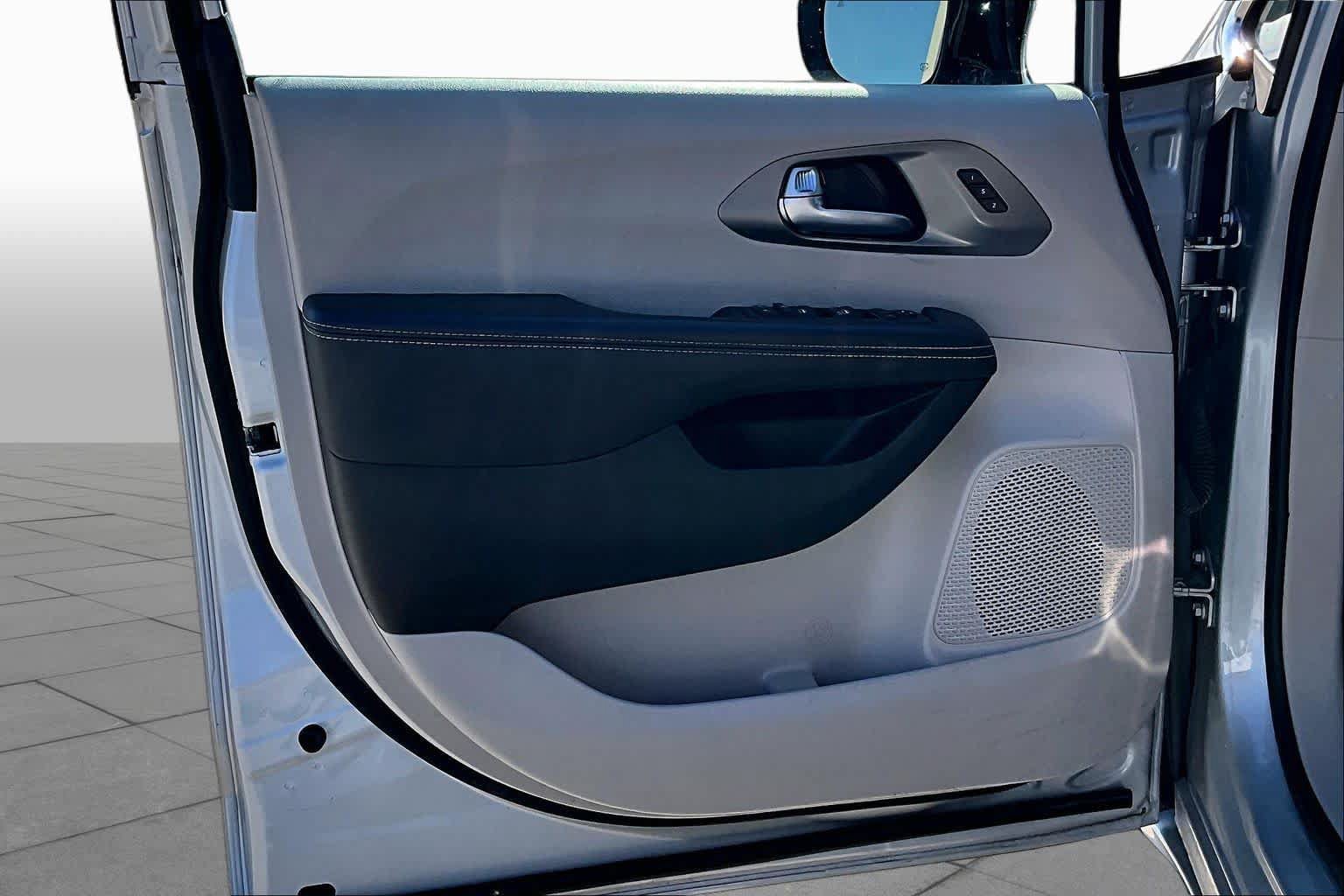 Used 2024 Chrysler Pacifica Touring-L FWD image 20